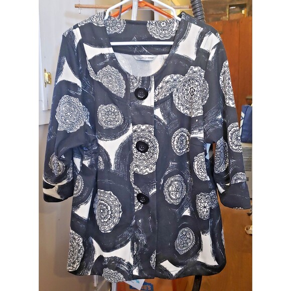 Pre-owned EUC - Avenue Soft - Black & White Button Down Jacket - Size 22/24 - Picture 1 of 6